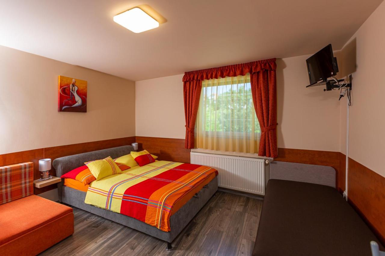 Erika Vendeghaz Hotell Eger Exteriör bild