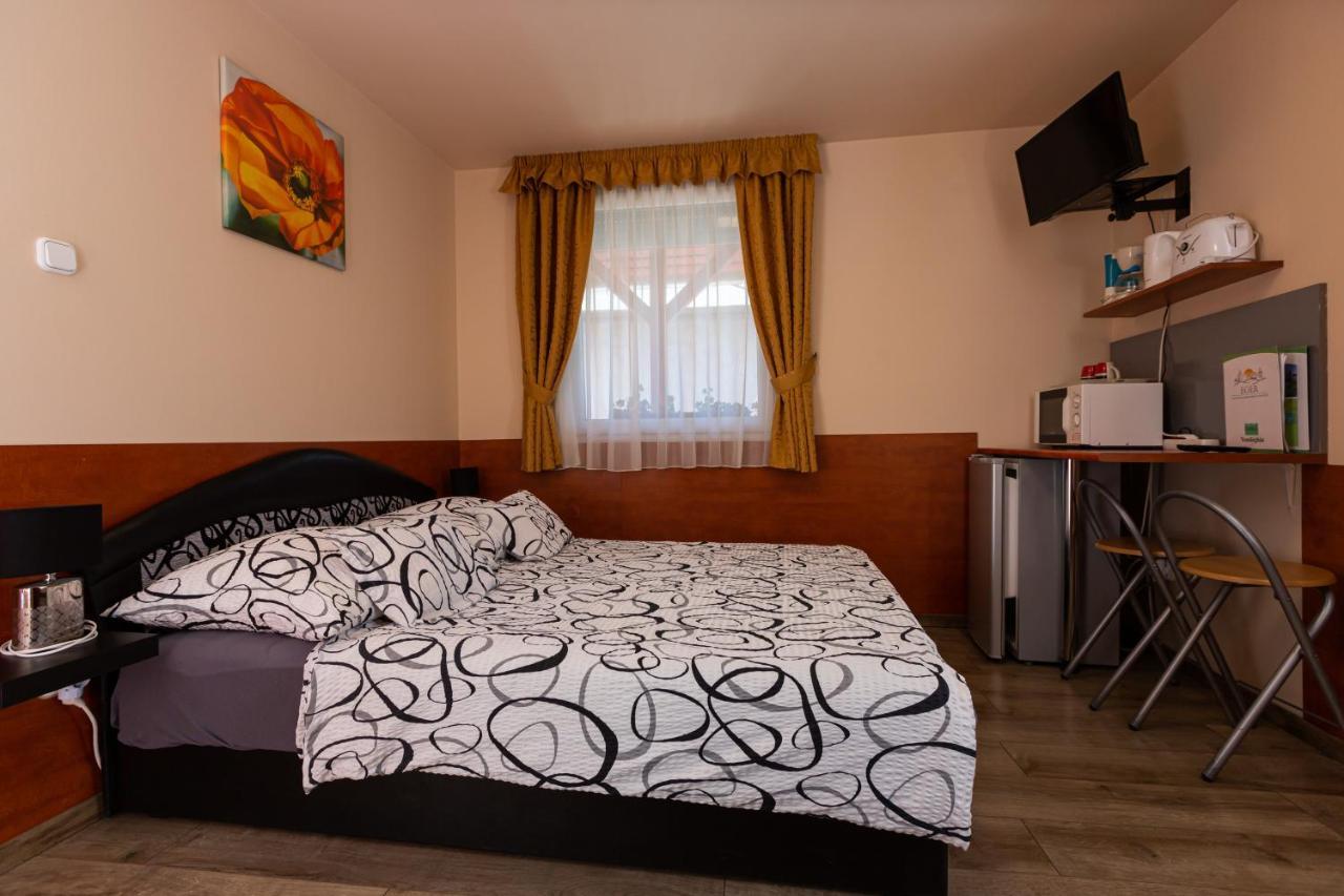 Erika Vendeghaz Hotell Eger Exteriör bild