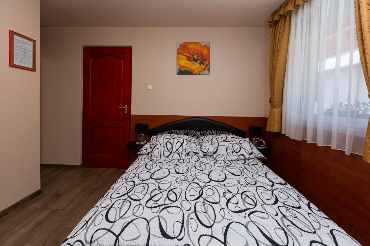 Erika Vendeghaz Hotell Eger Exteriör bild