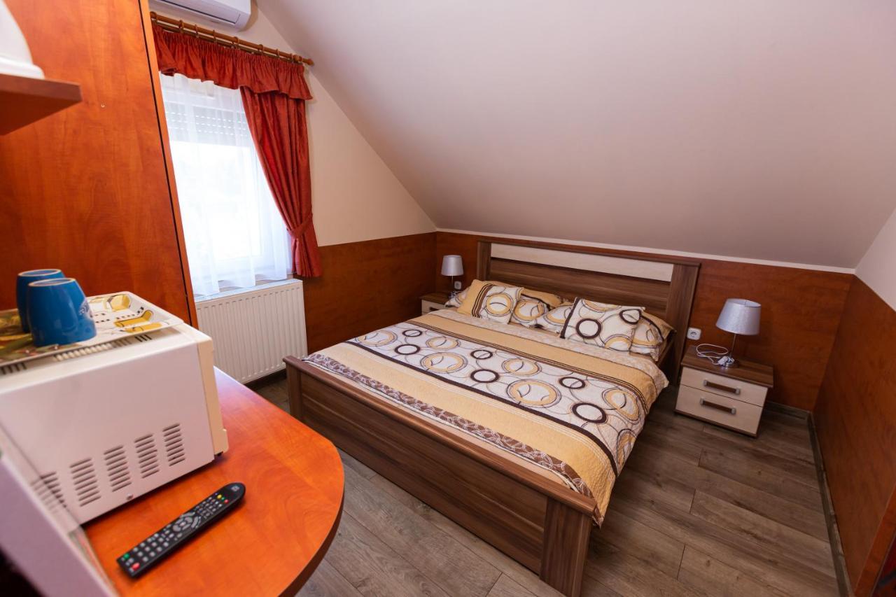 Erika Vendeghaz Hotell Eger Exteriör bild