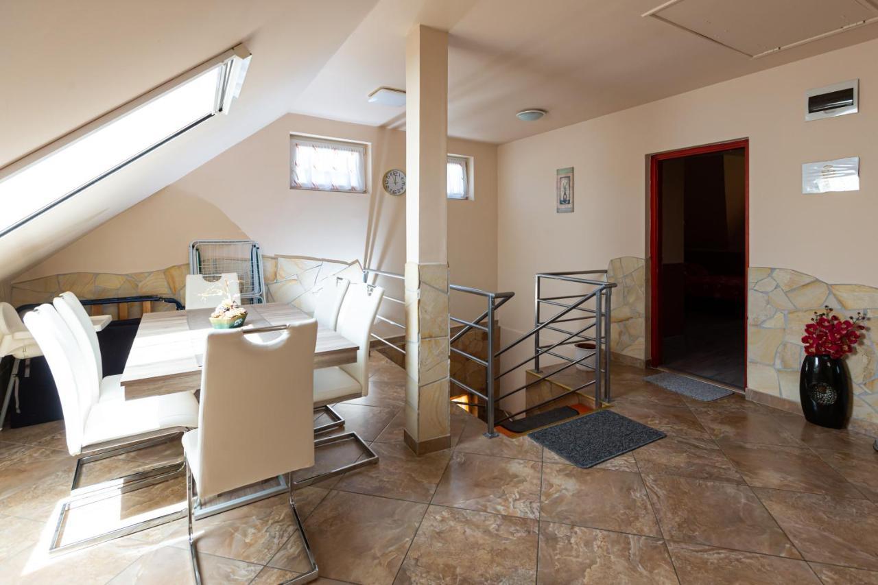 Erika Vendeghaz Hotell Eger Exteriör bild
