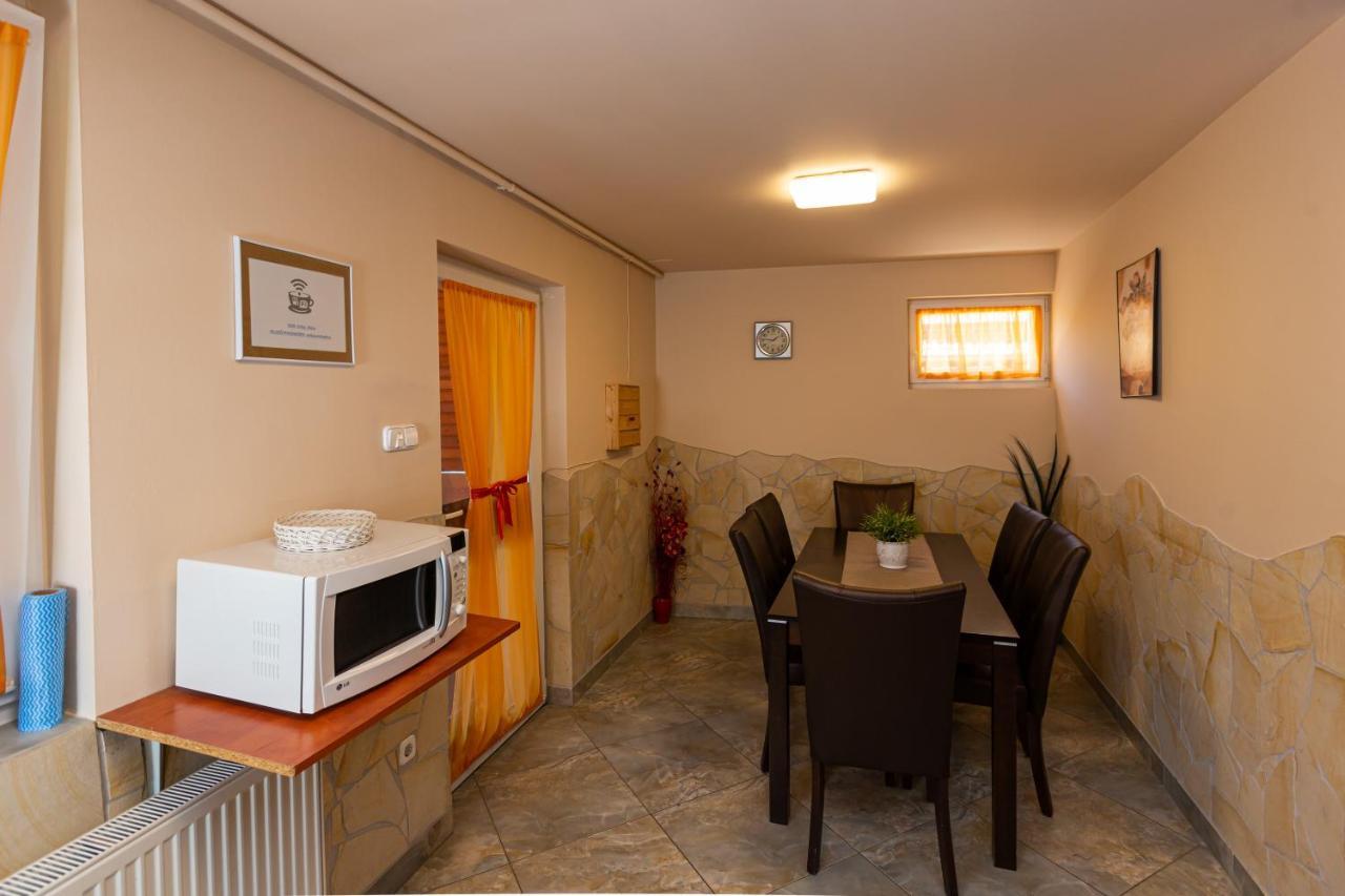 Erika Vendeghaz Hotell Eger Exteriör bild