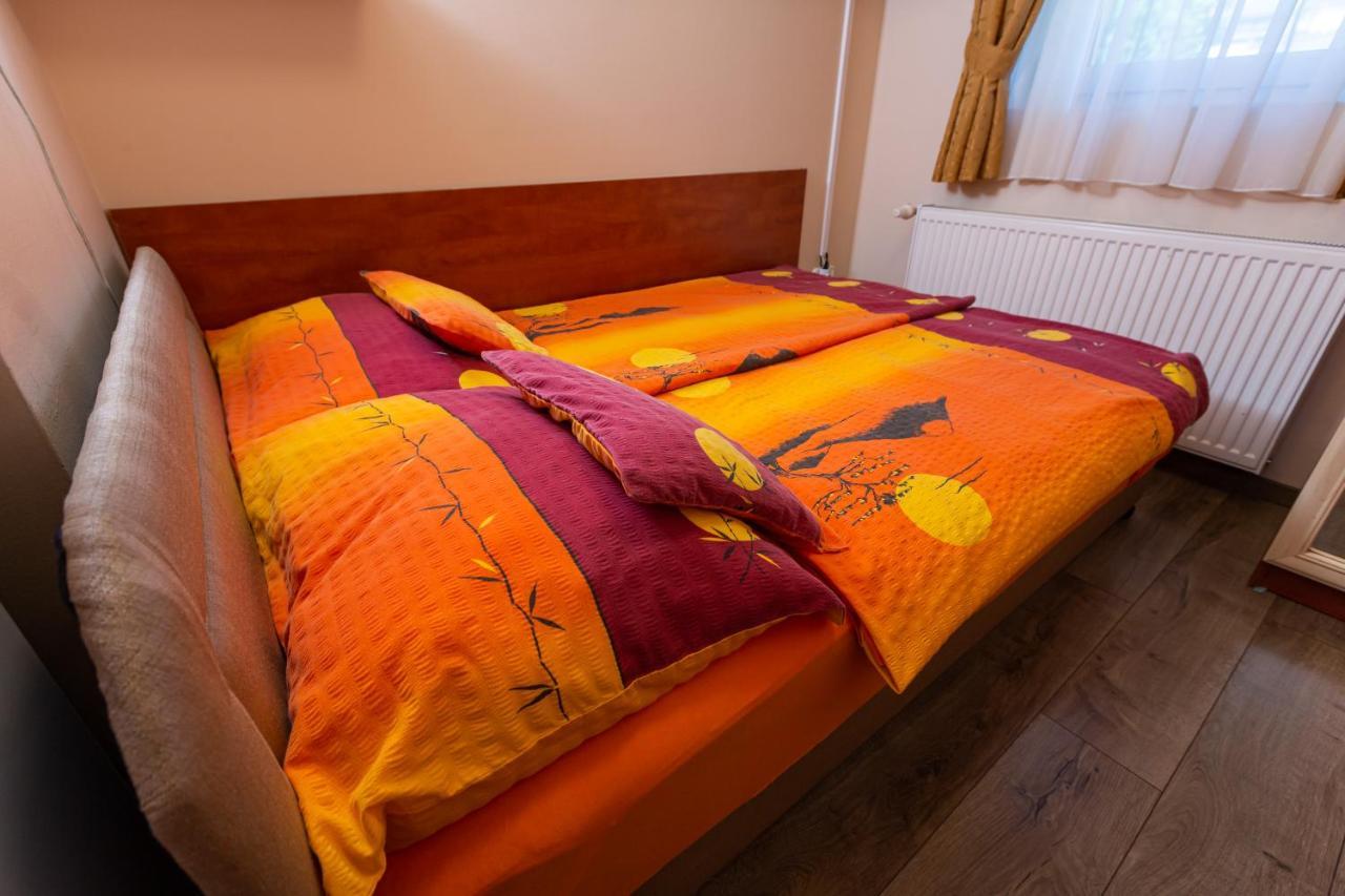 Erika Vendeghaz Hotell Eger Exteriör bild