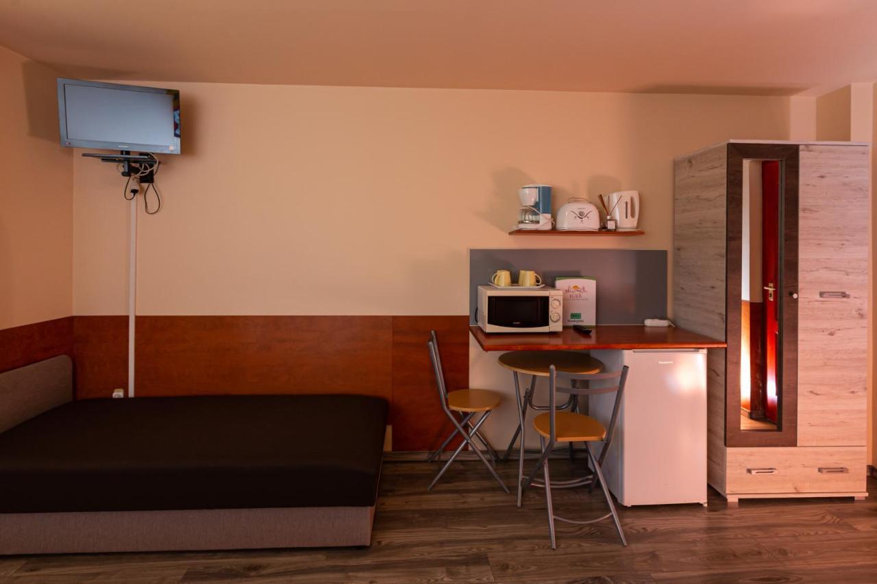 Erika Vendeghaz Hotell Eger Exteriör bild