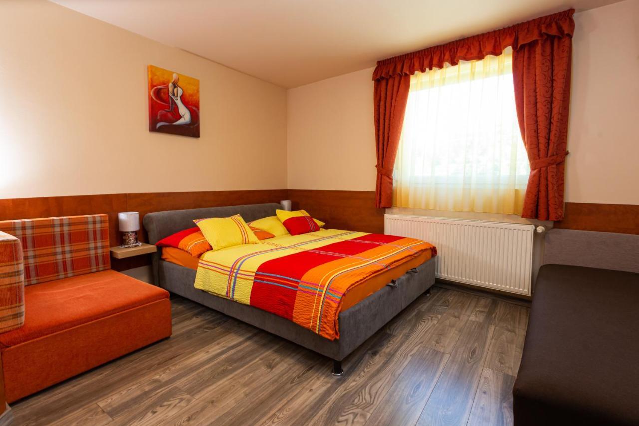 Erika Vendeghaz Hotell Eger Exteriör bild
