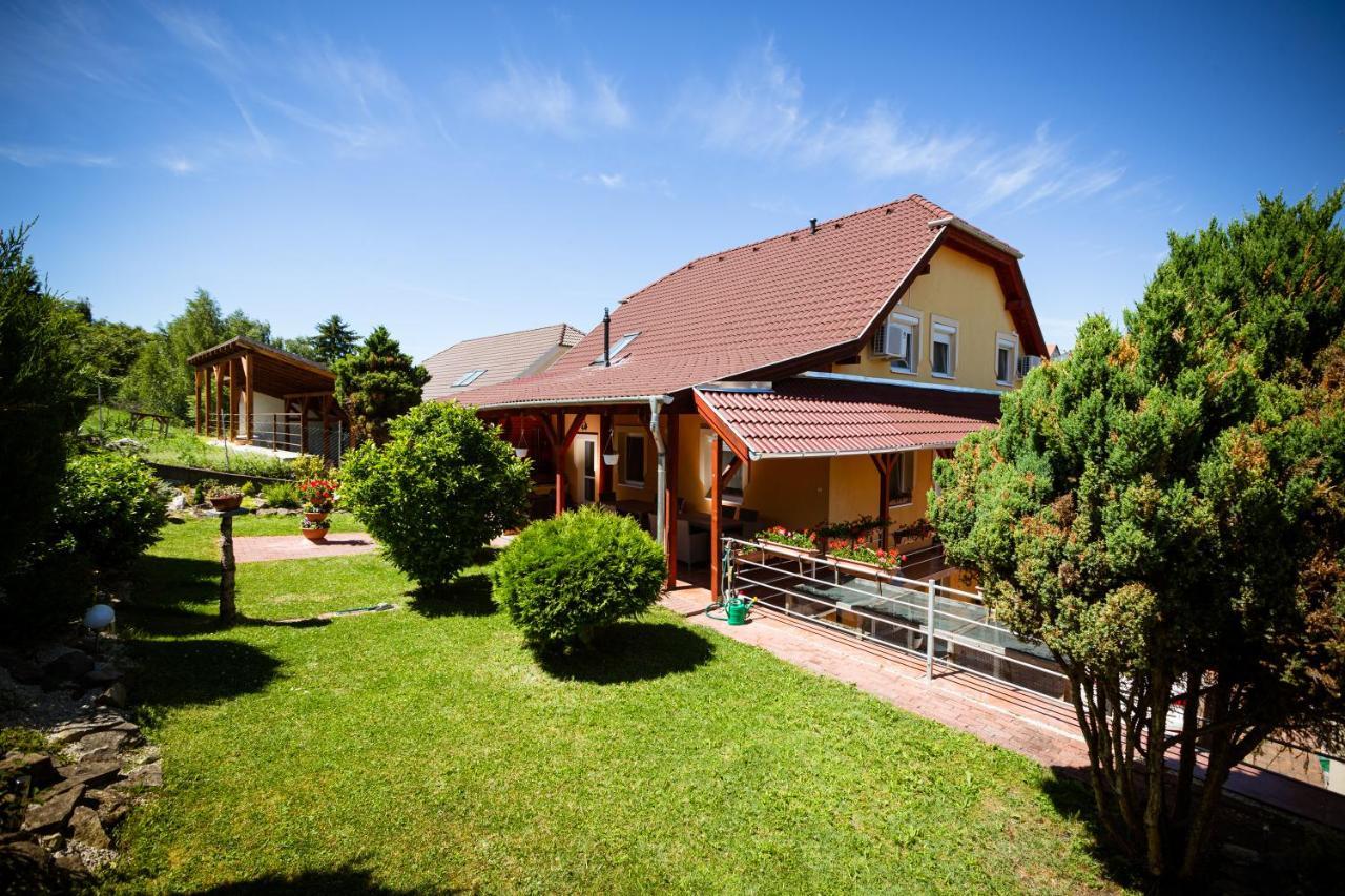Erika Vendeghaz Hotell Eger Exteriör bild
