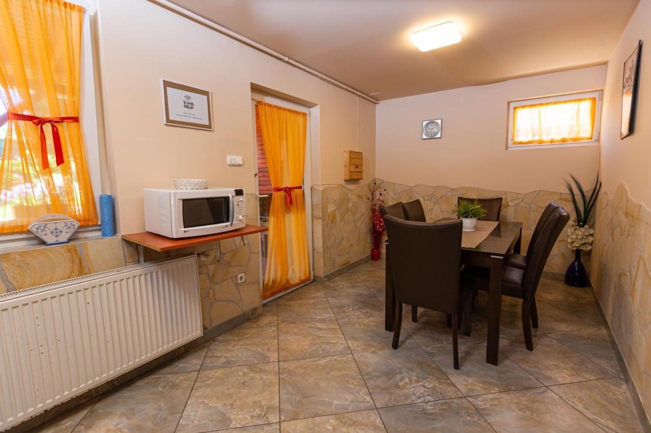 Erika Vendeghaz Hotell Eger Exteriör bild