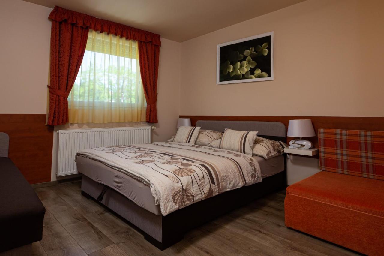 Erika Vendeghaz Hotell Eger Exteriör bild