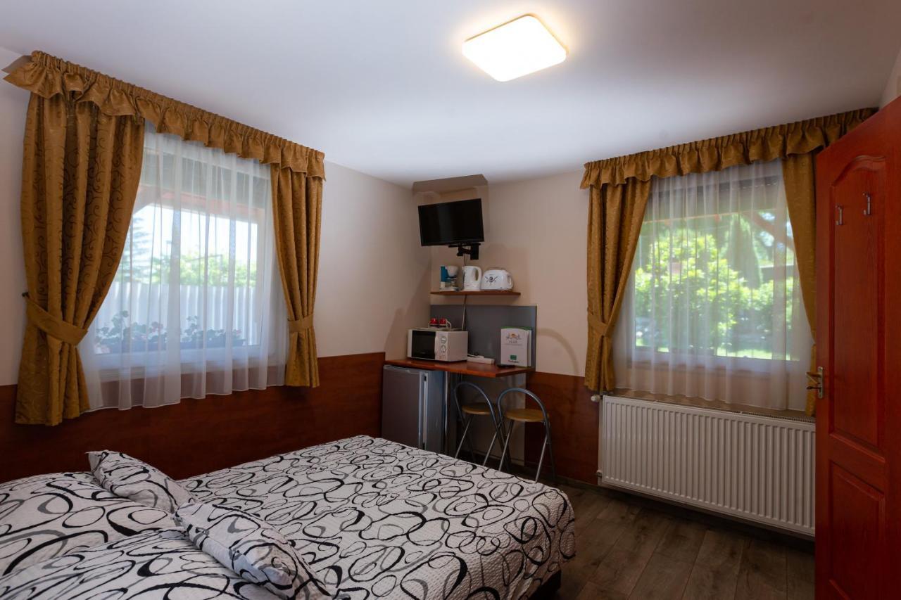 Erika Vendeghaz Hotell Eger Exteriör bild