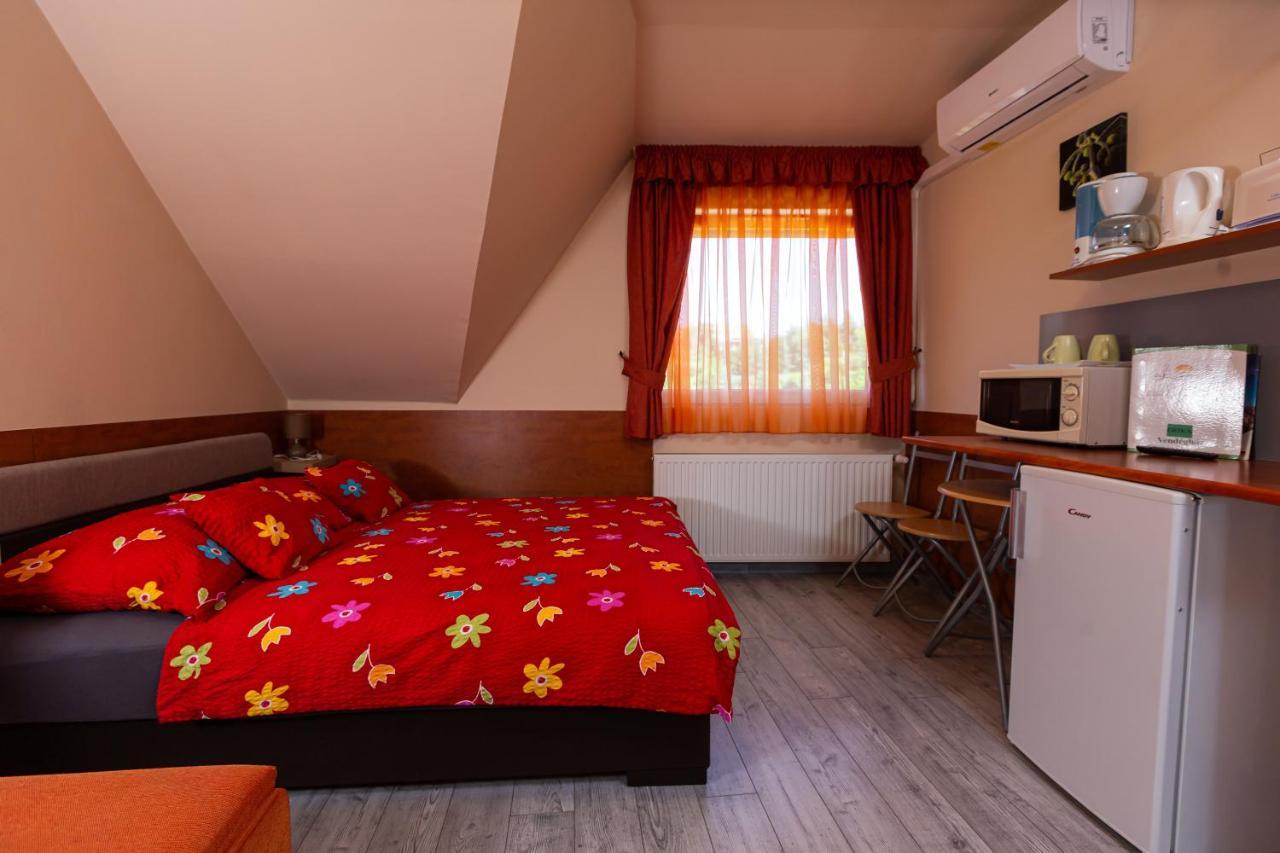 Erika Vendeghaz Hotell Eger Exteriör bild