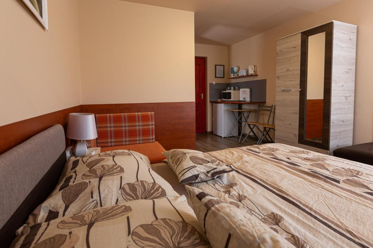 Erika Vendeghaz Hotell Eger Exteriör bild