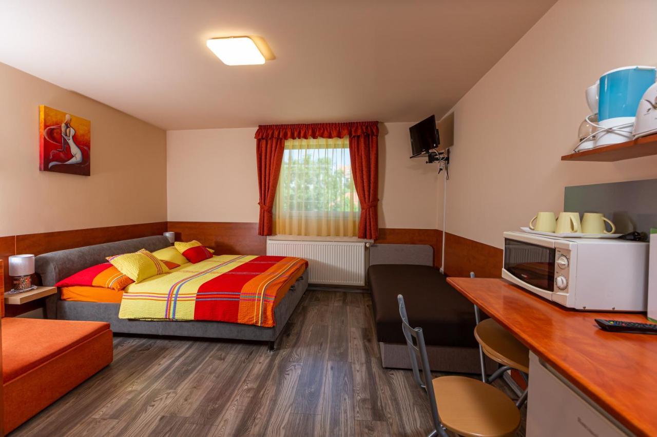 Erika Vendeghaz Hotell Eger Exteriör bild
