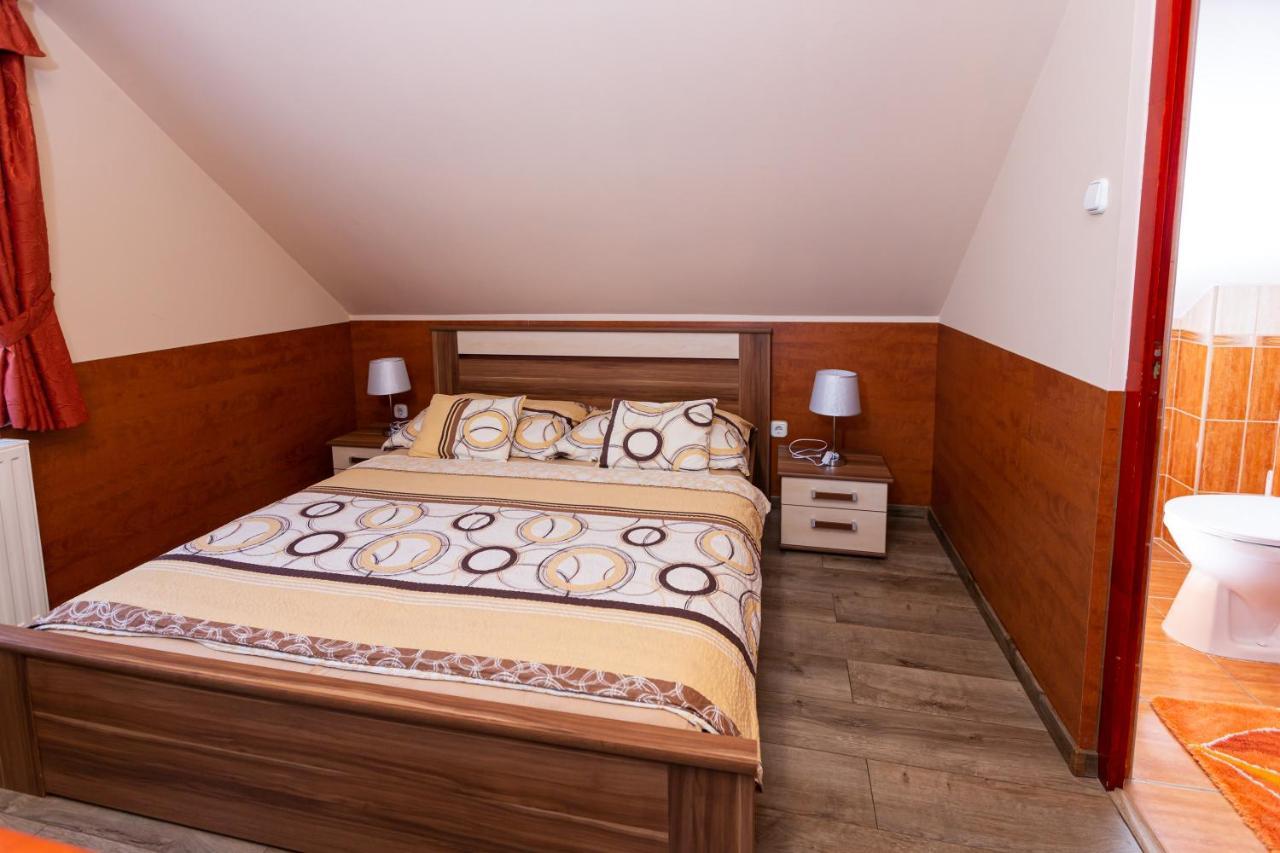 Erika Vendeghaz Hotell Eger Exteriör bild