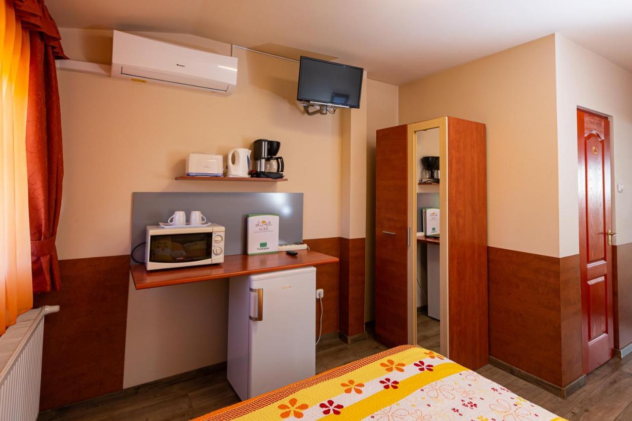 Erika Vendeghaz Hotell Eger Exteriör bild
