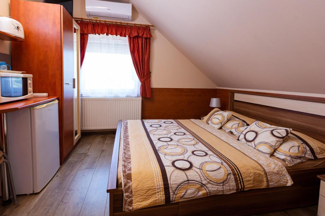 Erika Vendeghaz Hotell Eger Exteriör bild