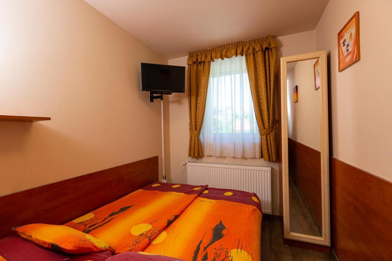 Erika Vendeghaz Hotell Eger Exteriör bild