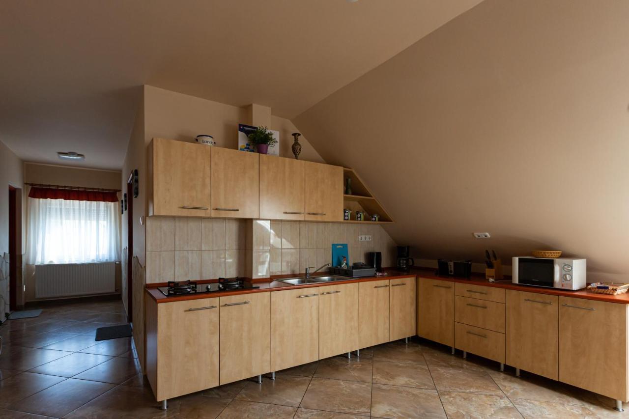 Erika Vendeghaz Hotell Eger Exteriör bild