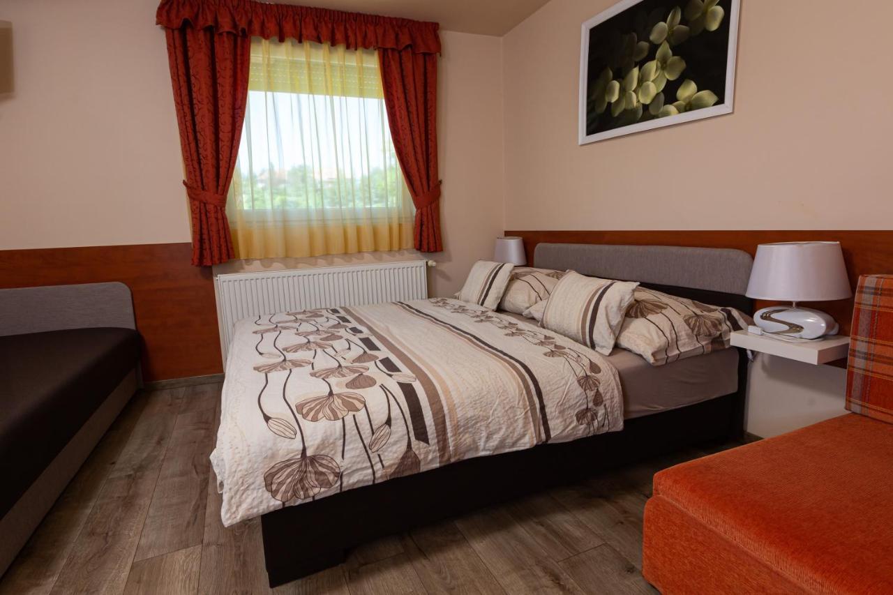 Erika Vendeghaz Hotell Eger Exteriör bild