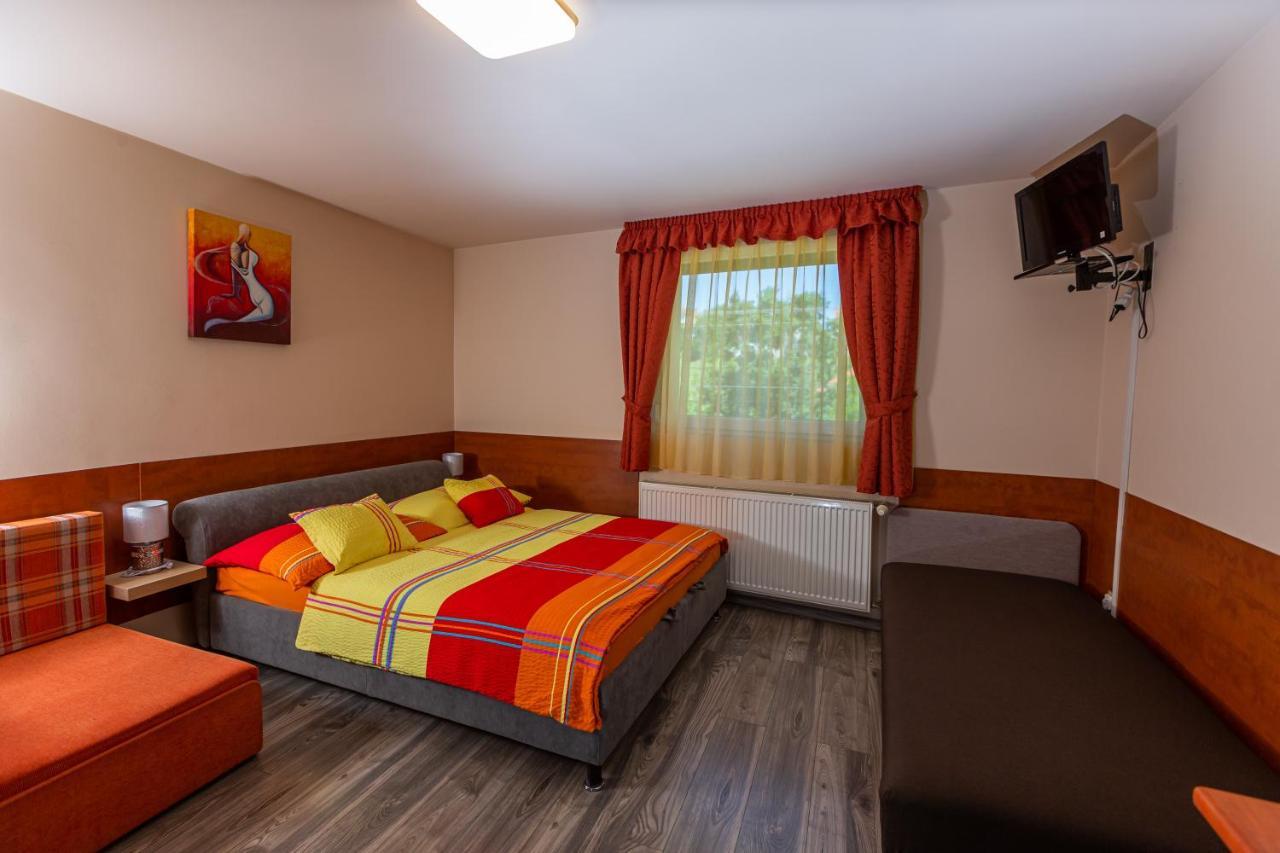 Erika Vendeghaz Hotell Eger Exteriör bild