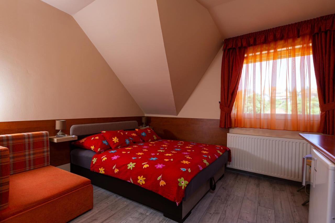 Erika Vendeghaz Hotell Eger Exteriör bild