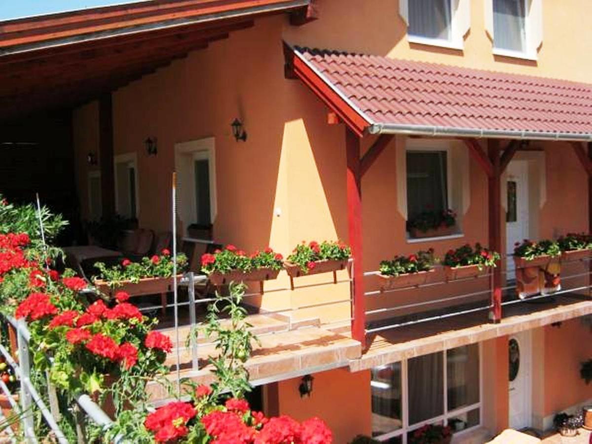 Erika Vendeghaz Hotell Eger Exteriör bild